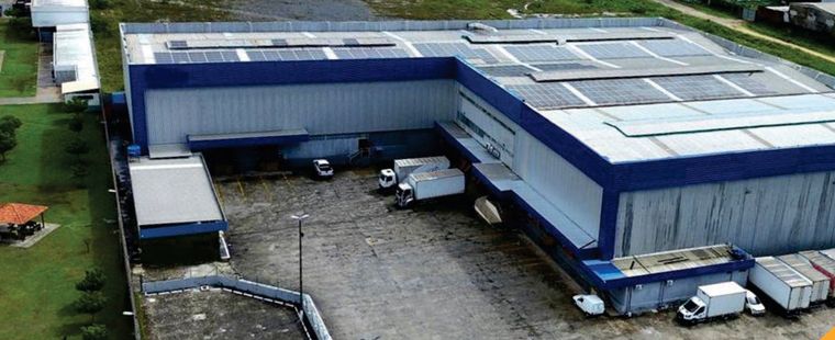 Galpão do centro de distribuição com caminhões nas docas
