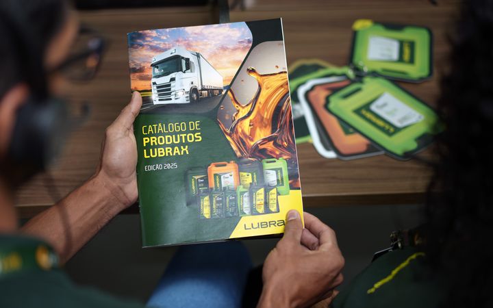 Consultora da CG LUB com o catálogo de produtos Lubrax
